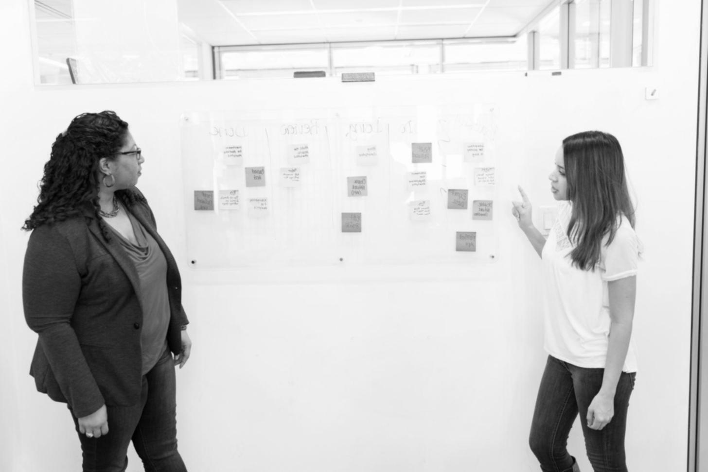 Arbeitsplatz mit Finanzanalyse-Tools